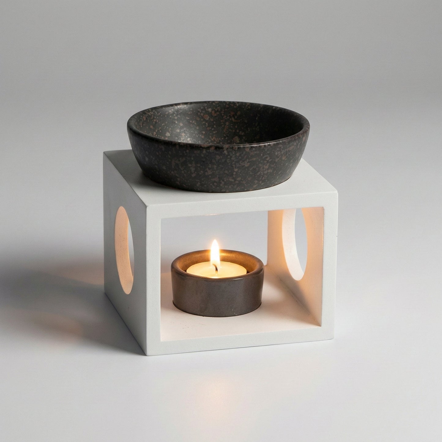 Duftlampe aus weißem Holz in Spa - Optik mit schwarzer Keramikschale - Wunderkraft naturals