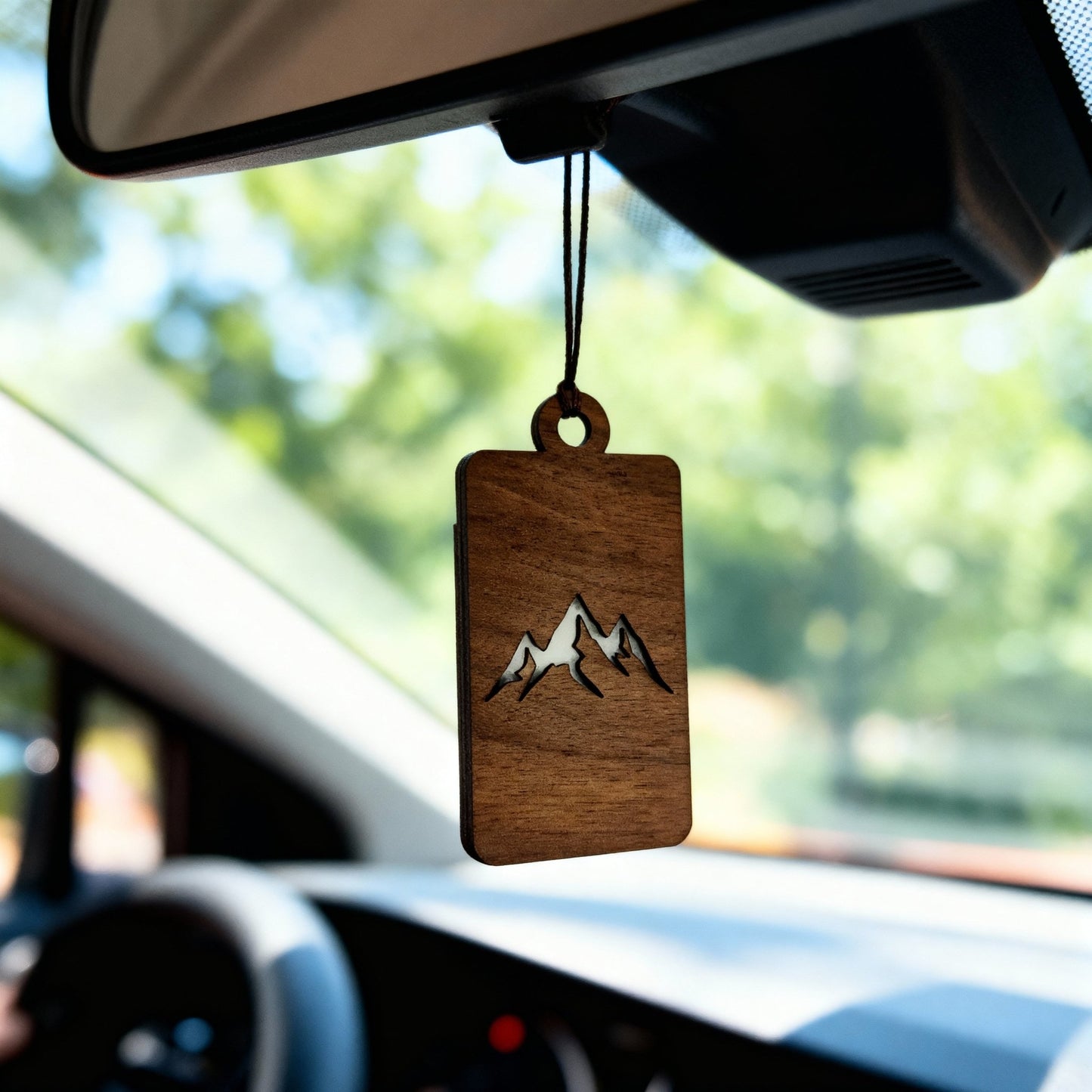 Holz Anhänger Lufterfrischer "BERGE", Duftbaum aus Nussbaumholz mit Filzpad für Duftöle - Wunderkraft.bio von Wunderlampe.bio