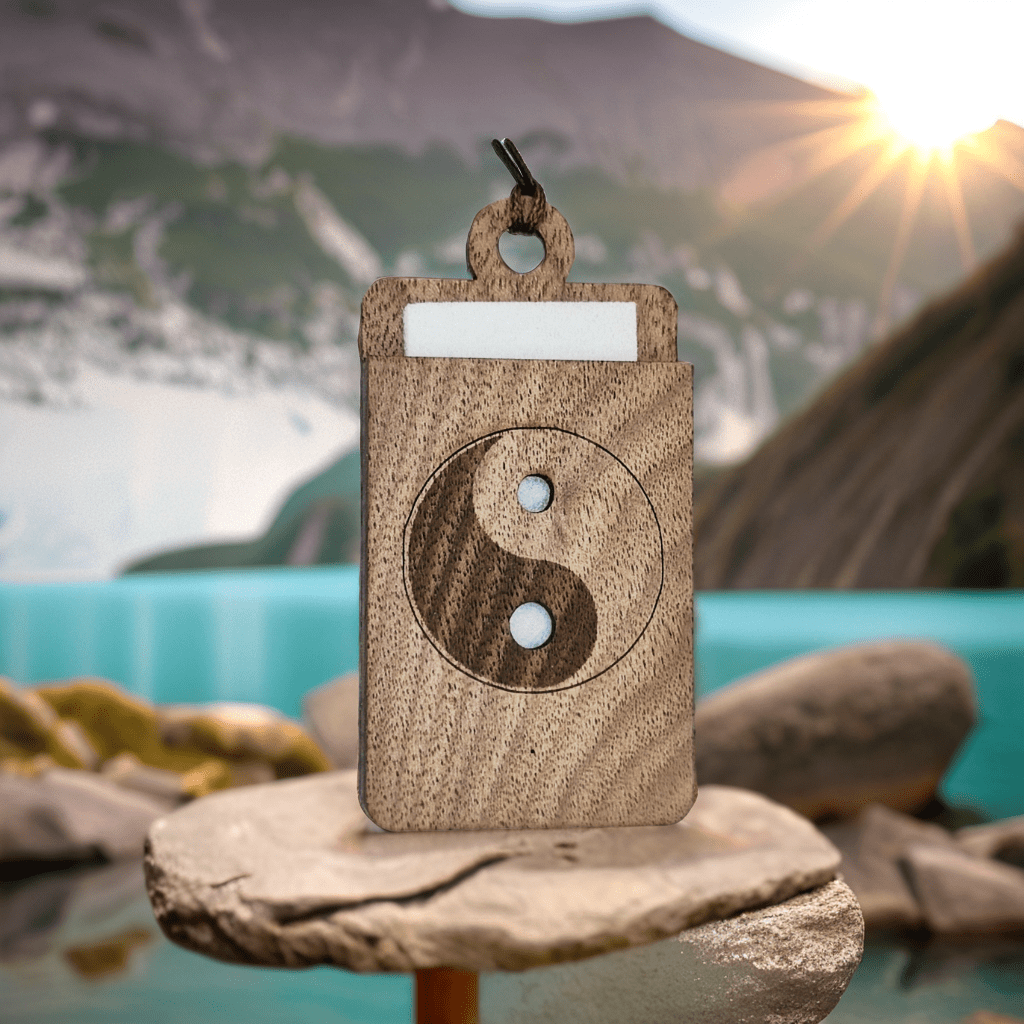 Holz Lufterfrischer "YINYANG", Duftbaum aus Nussbaumholz mit Filzpad fürs Auto - Wunderkraft.bio