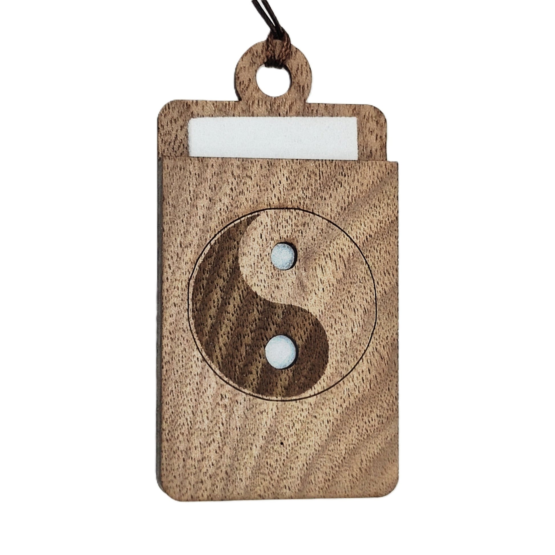 Holz Lufterfrischer "YINYANG", Duftbaum aus Nussbaumholz mit Filzpad fürs Auto - Wunderkraft.bio