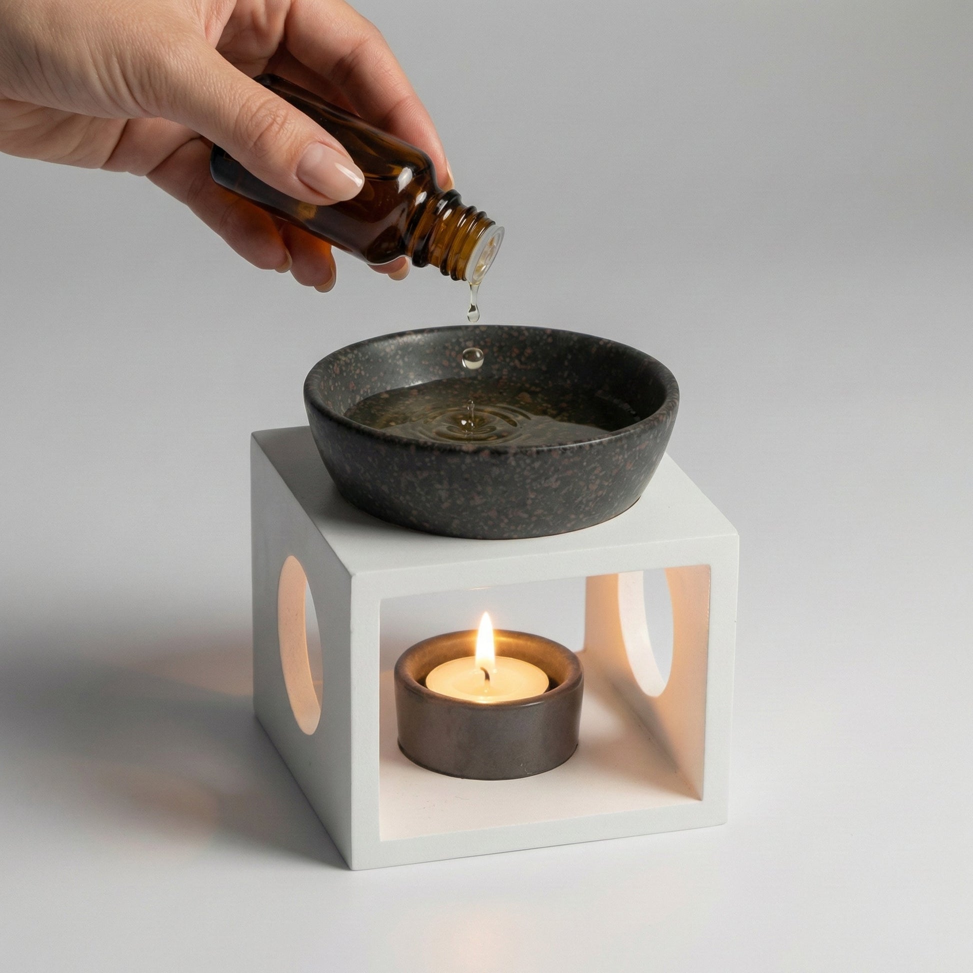 Duftlampe aus weißem Holz in Spa - Optik mit schwarzer Keramikschale - Wunderkraft naturals