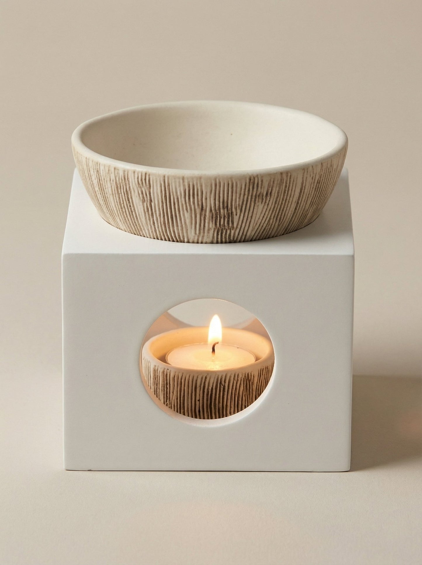 Duftlampe aus weißem Holz in Spa - Optik mit weißer Keramikschale - Wunderkraft naturals