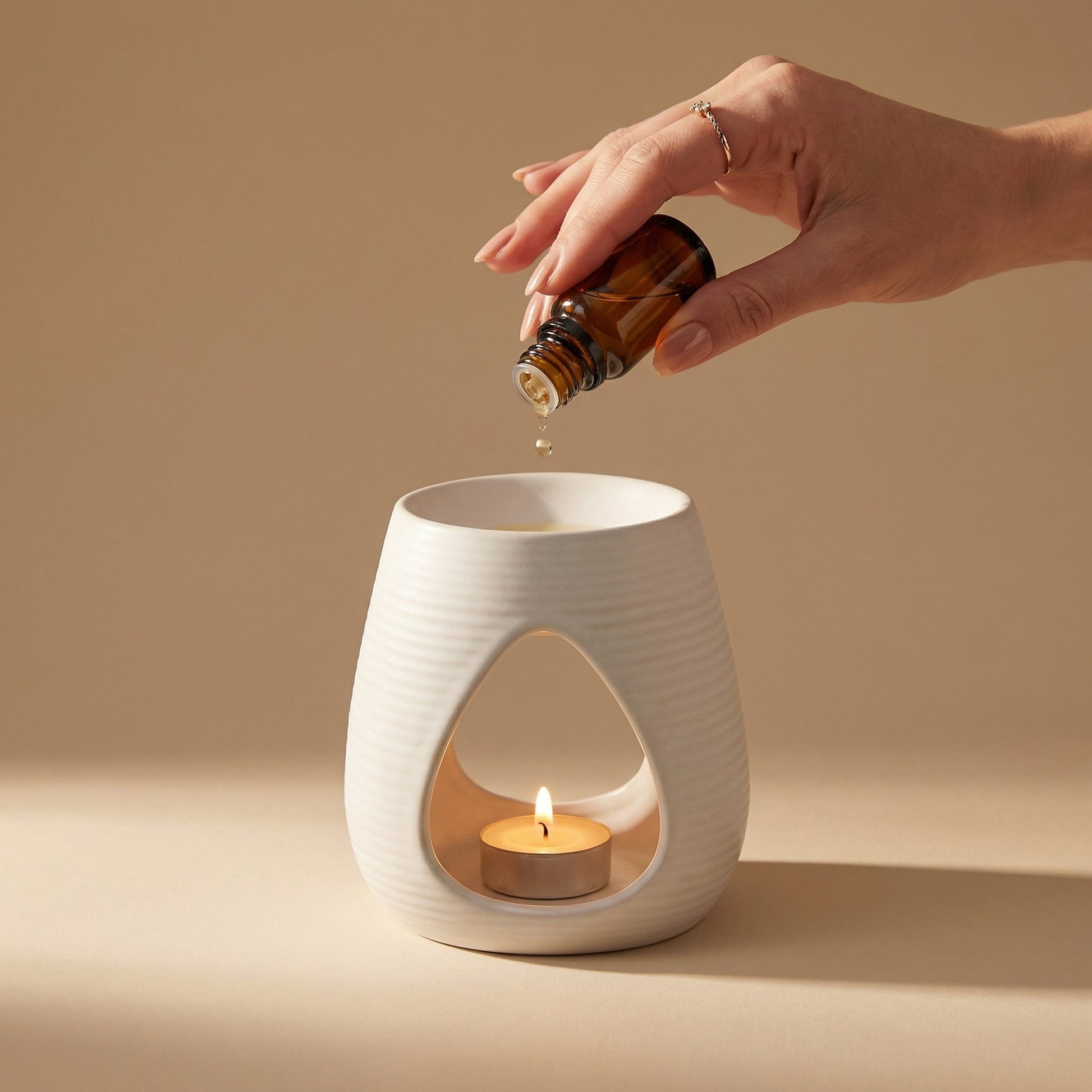 Elegante Duftlampe aus Keramik in Weiß – geschwungene Form - Wunderkraft naturals