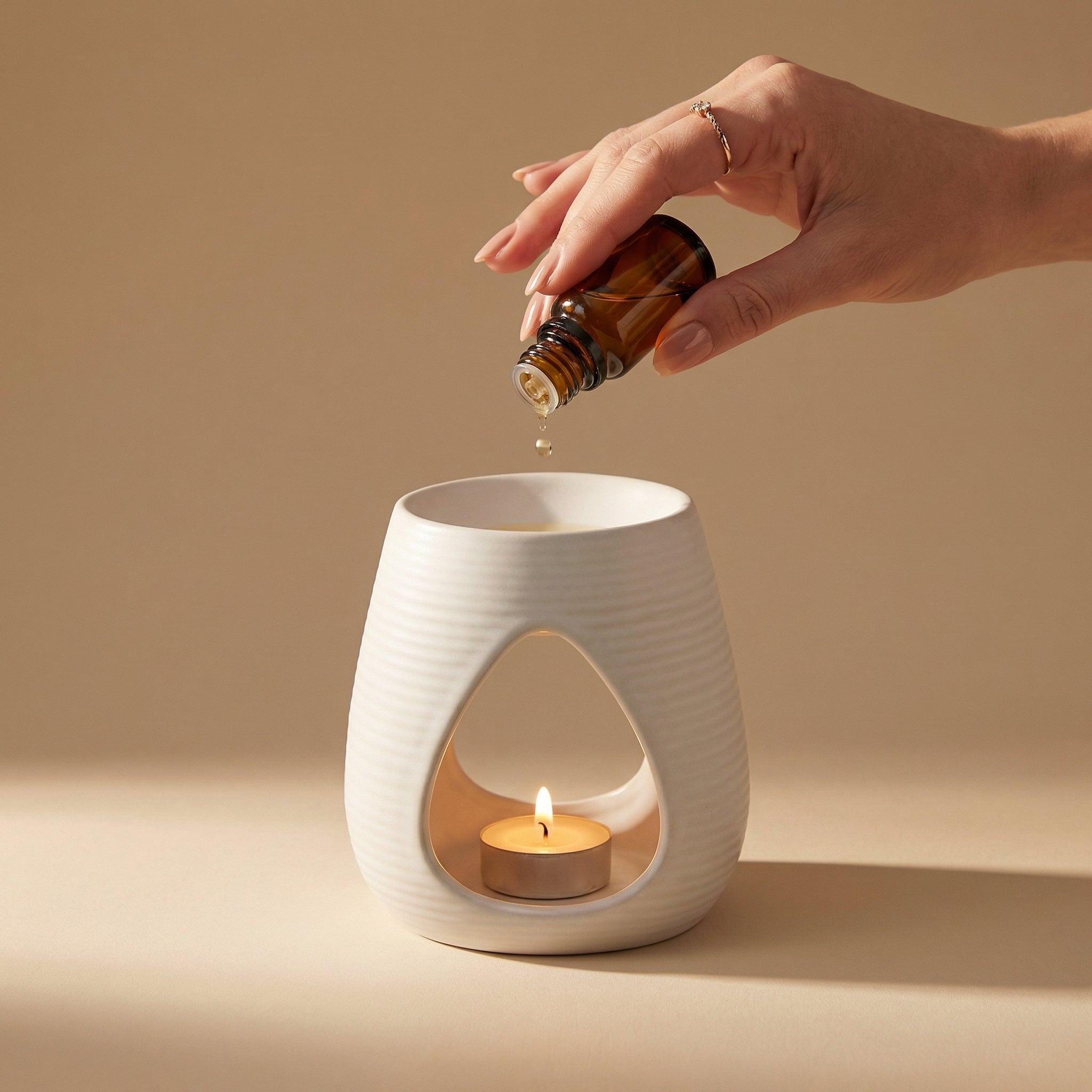 Elegante Duftlampe aus Keramik in Weiß – geschwungene Form - Wunderkraft naturals