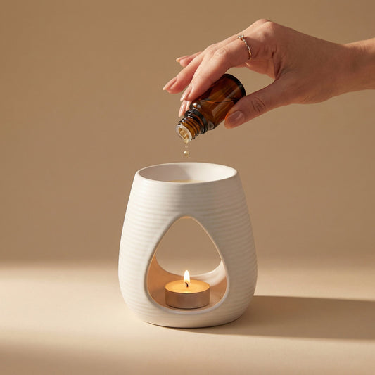 Elegante Duftlampe aus Keramik in Weiß – geschwungene Form - Wunderkraft naturals