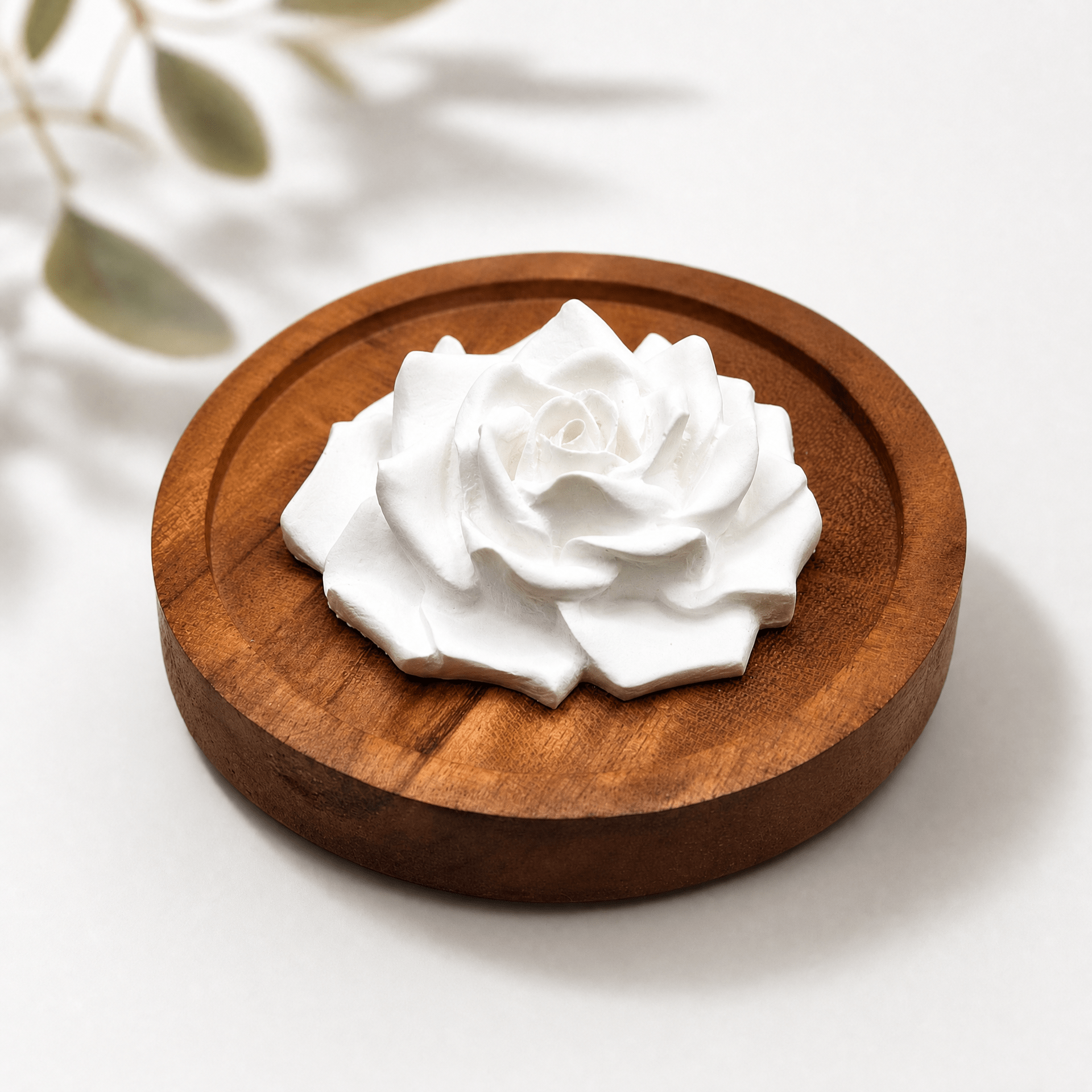 Elegante Duftstein ROSE aus Keramik mit Holztellerchen - Wunderkraft naturals