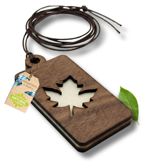 Holz Anhänger für ätherische Öle "AHORNBLATT", Duftbaum aus Nussbaumholz mit Filzpad fürs Auto - Wunderkraft naturals