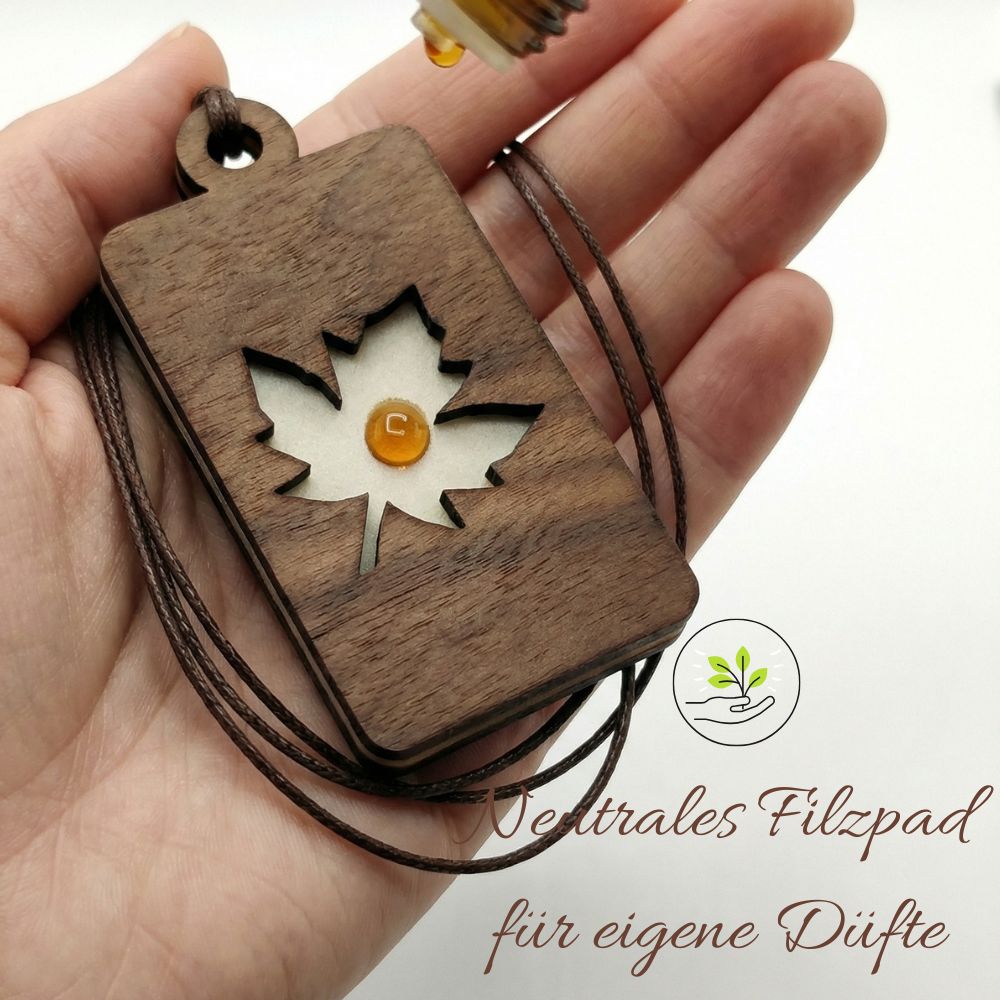 Holz Anhänger für ätherische Öle "AHORNBLATT", Duftbaum aus Nussbaumholz mit Filzpad fürs Auto - Wunderkraft naturals