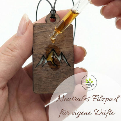 Holz Anhänger für ätherische Öle "BERGE", Duftbaum aus Nussbaumholz mit Filzpad für Duftöle - Wunderkraft naturals