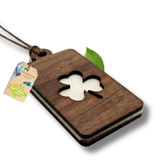 Holz Anhänger für ätherische Öle "KLEEBLATT", Duftbaum aus Nussbaumholz mit Filzpad fürs Auto - Wunderkraft naturals