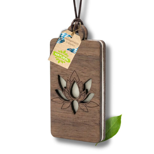 Holz Anhänger für ätherische Öle "PFINGSTROSE", Duftbaum aus Nussbaumholz mit Filzpad für ätherische Öle - Wunderkraft naturals