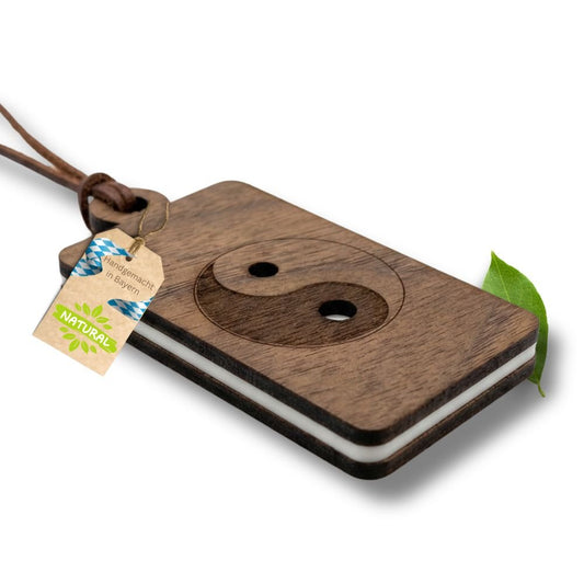 Holz Anhänger für ätherische Öle "YINYANG", Duftbaum aus Nussbaumholz mit Filzpad für Duftöle - Wunderkraft naturals