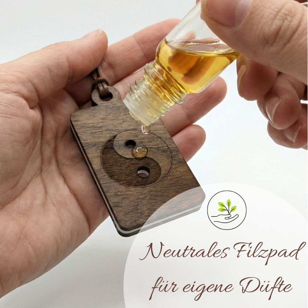 Holz Anhänger für ätherische Öle "YINYANG", Duftbaum aus Nussbaumholz mit Filzpad für Duftöle - Wunderkraft naturals