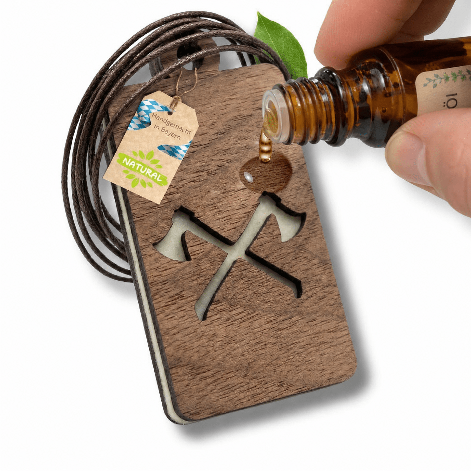 Holz Duftbaum für ätherische Öle "AXT", Anhänger aus Nussbaumholz mit Filzpad fürs Auto - Wunderkraft naturals