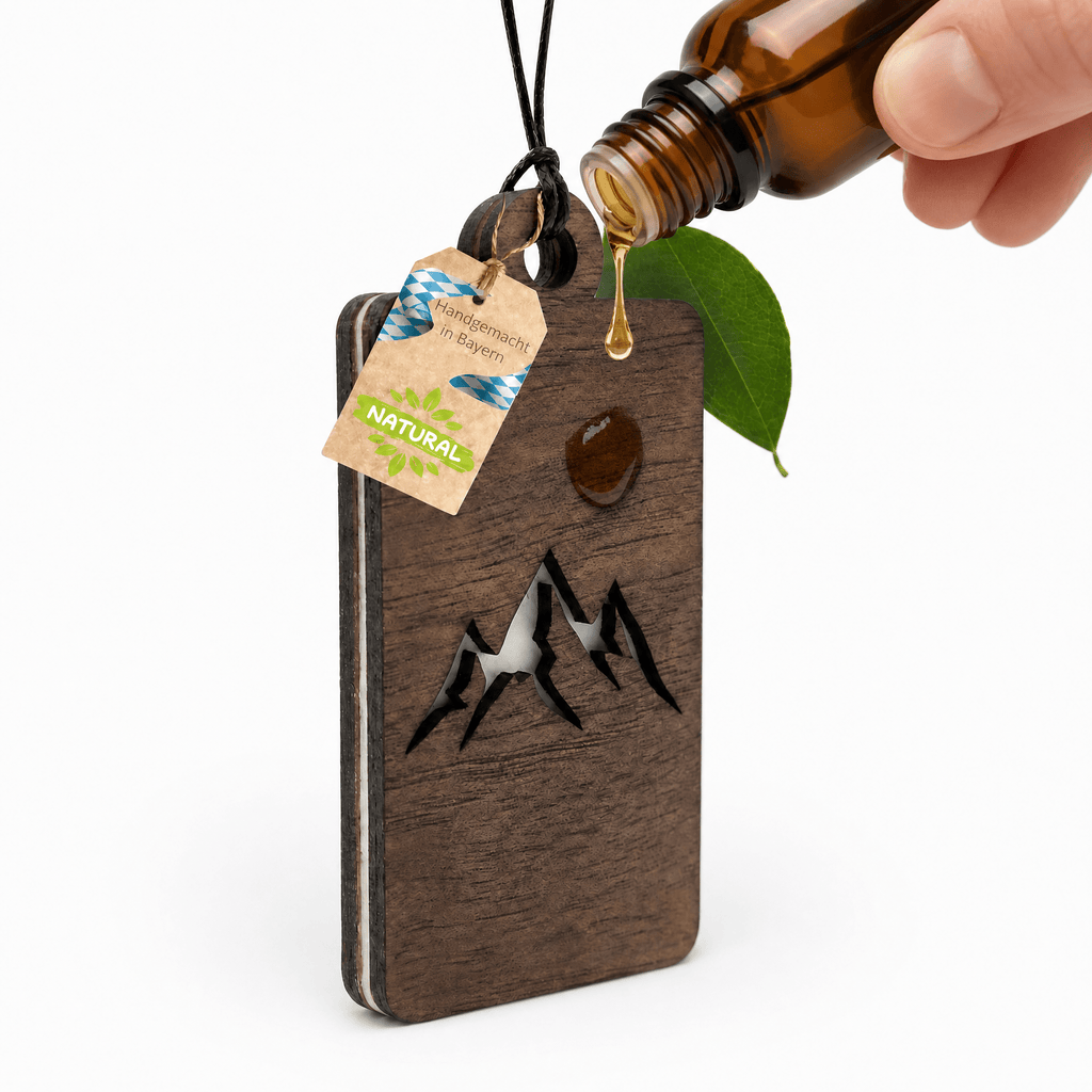 Holz Duftbaum für ätherische Öle "BERGE", Anhänger aus Nussbaumholz mit Filzpad für Duftöle - Wunderkraft naturals