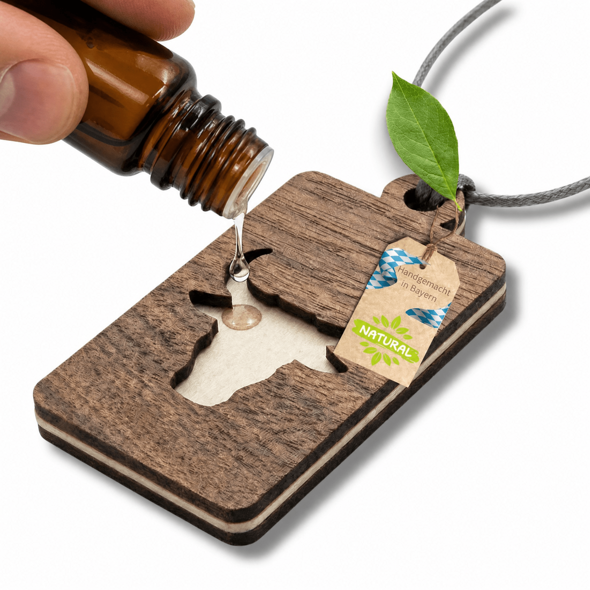 Holz Duftbaum für ätherische Öle "BULLE", Anhänger aus Nussbaumholz mit Filzpad fürs Auto - Wunderkraft naturals