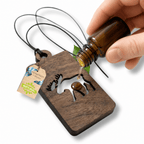 Holz Duftbaum für ätherische Öle "ELCH", Anhänger aus Nussbaumholz mit Filzpad fürs Auto - Wunderkraft naturals