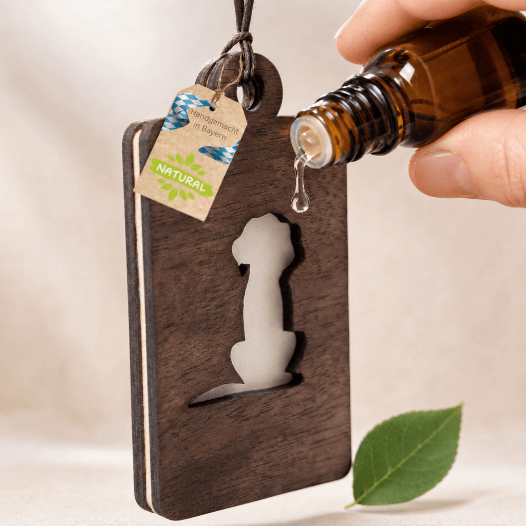 Holz Duftbaum für ätherische Öle "HUND", Anhänger aus Nussbaumholz mit Filzpad fürs Auto - Wunderkraft naturals