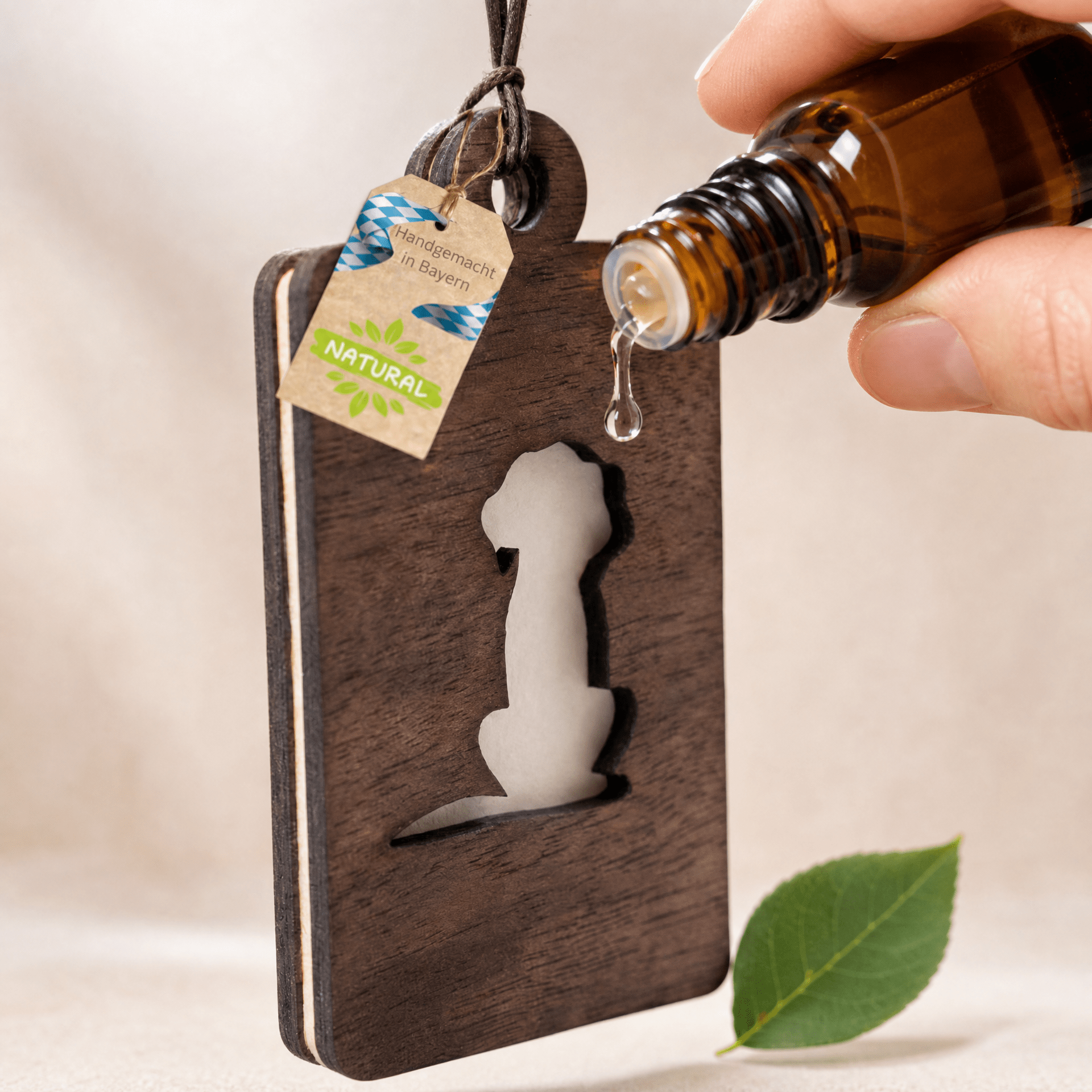 Holz Duftbaum für ätherische Öle "HUND", Anhänger aus Nussbaumholz mit Filzpad fürs Auto - Wunderkraft naturals