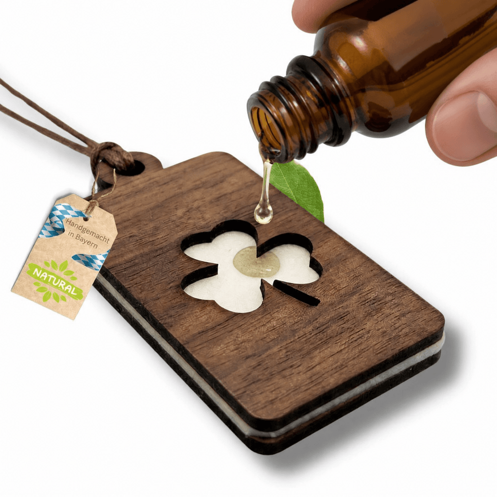 Holz Duftbaum für ätherische Öle "KLEEBLATT", Anhänger aus Nussbaumholz mit Filzpad fürs Auto - Wunderkraft naturals