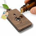 Holz Duftbaum für ätherische Öle "NOTENSCHLÜSSEL", Anhänger aus Nussbaumholz mit Filzpad fürs Auto - Wunderkraft naturals