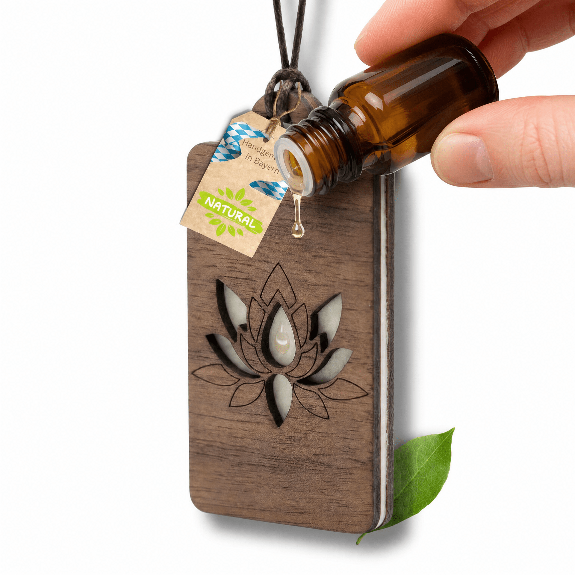 Holz Duftbaum für ätherische Öle "PFINGSTROSE", Anhänger aus Nussbaumholz mit Filzpad für ätherische Öle - Wunderkraft naturals