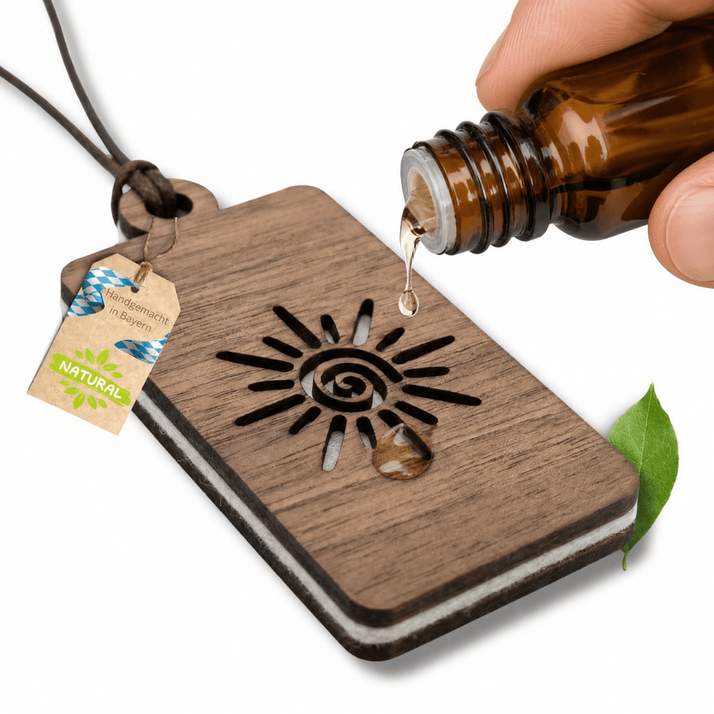 Holz Duftbaum für ätherische Öle "SONNE", Anhänger aus Nussbaumholz mit Filzpad fürs Auto - Wunderkraft naturals