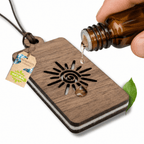Holz Duftbaum für ätherische Öle "SONNE", Anhänger aus Nussbaumholz mit Filzpad fürs Auto - Wunderkraft naturals