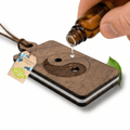 Holz Duftbaum für ätherische Öle "YINYANG", Anhänger aus Nussbaumholz mit Filzpad für Duftöle - Wunderkraft naturals