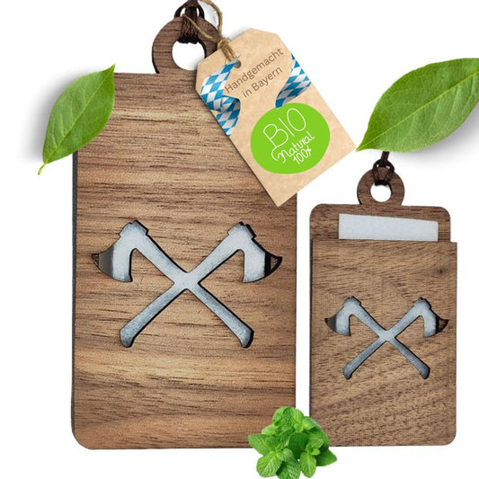 Holz Lufterfrischer "AXT", Duftbaum aus Nussbaumholz mit Filzpad fürs Auto - Wunderkraft.bio von Wunderlampe.bio