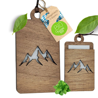 Holz Lufterfrischer "BERGE", Duftbaum aus Nussbaumholz mit Filzpad fürs Auto - Wunderkraft.bio von Wunderlampe.bio