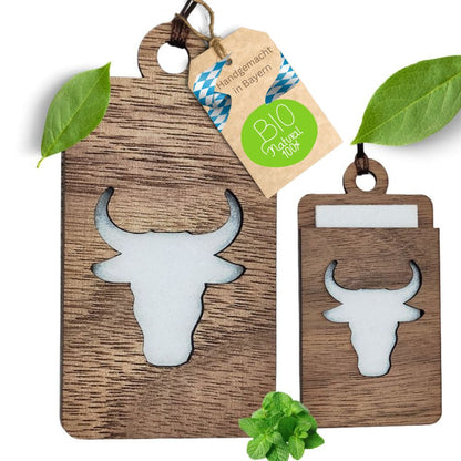 Holz Lufterfrischer "BULLE", Duftbaum aus Nussbaumholz mit Filzpad fürs Auto - Wunderkraft.bio von Wunderlampe.bio