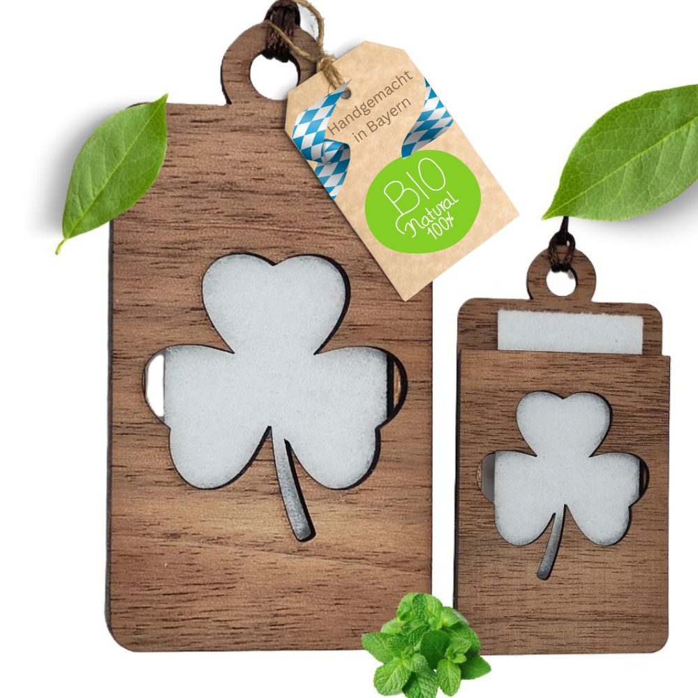 Holz Lufterfrischer "KLEEBLATT", Duftbaum aus Nussbaumholz mit Filzpad fürs Auto - Wunderkraft.bio von Wunderlampe.bio