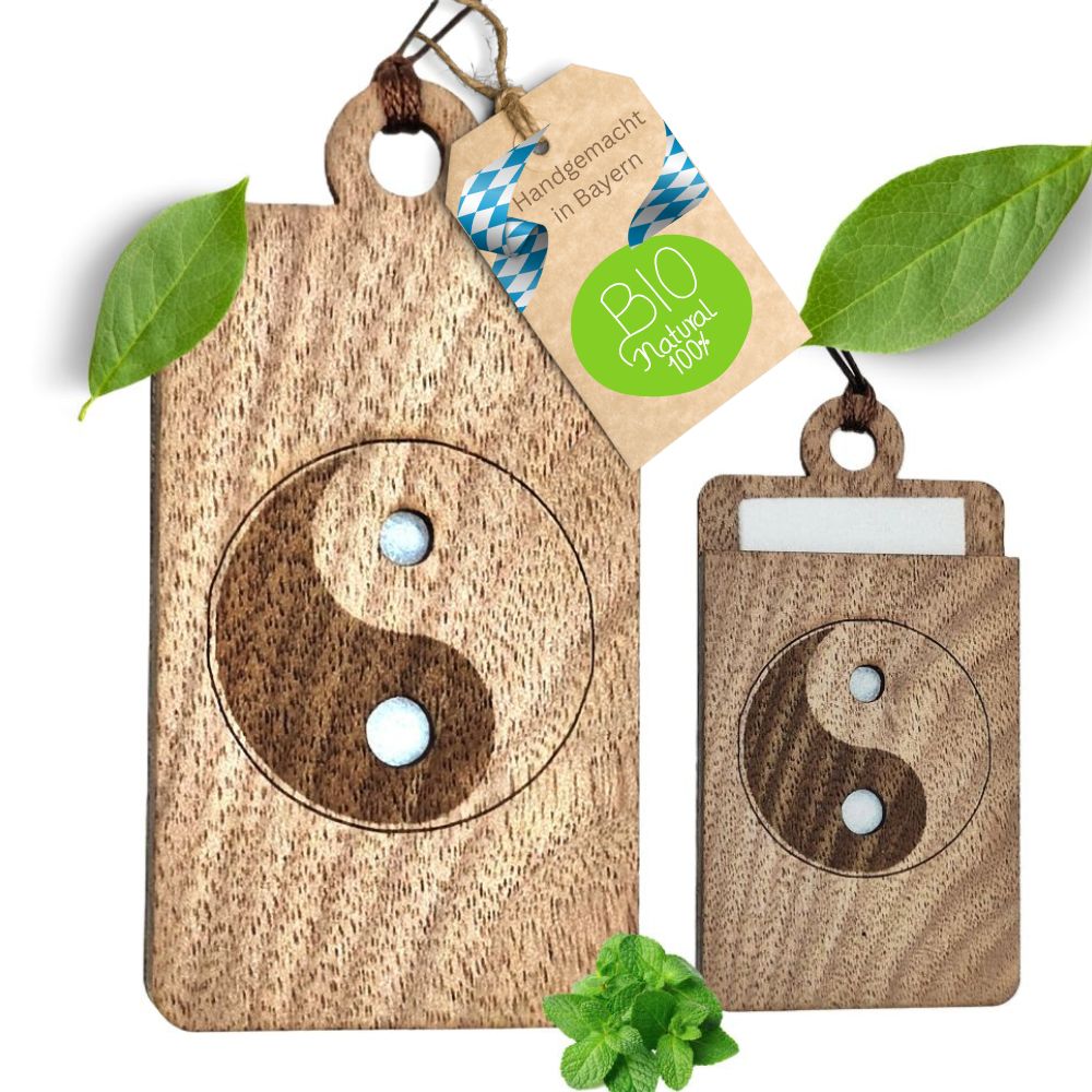 Holz Lufterfrischer "YINYANG", Duftbaum aus Nussbaumholz mit Filzpad fürs Auto - Wunderkraft.bio von Wunderlampe.bio