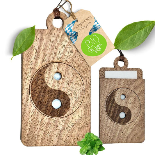 Holz Lufterfrischer "YINYANG", Duftbaum aus Nussbaumholz mit Filzpad fürs Auto - Wunderkraft.bio von Wunderlampe.bio